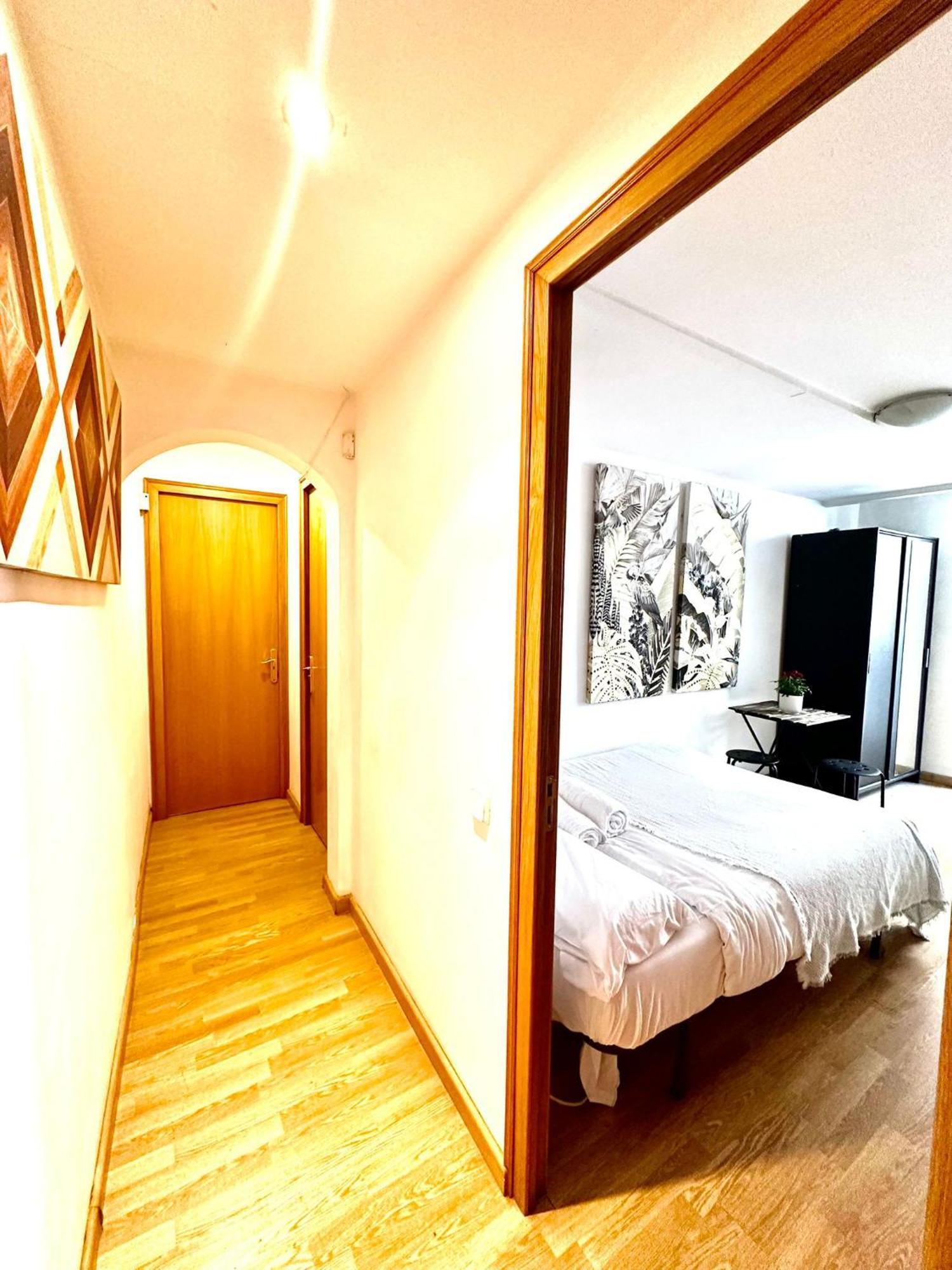 Private Rooms In City Center Барселона Екстер'єр фото
