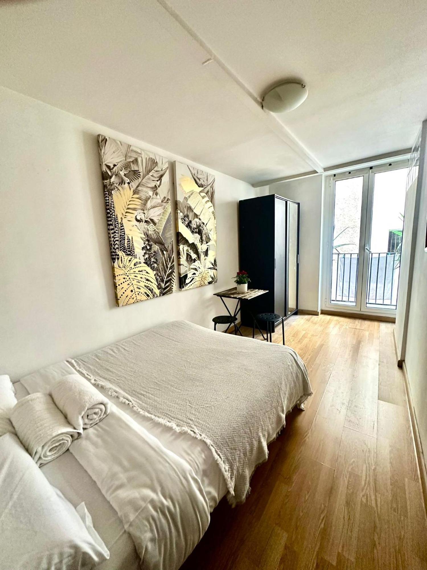 Private Rooms In City Center Барселона Екстер'єр фото