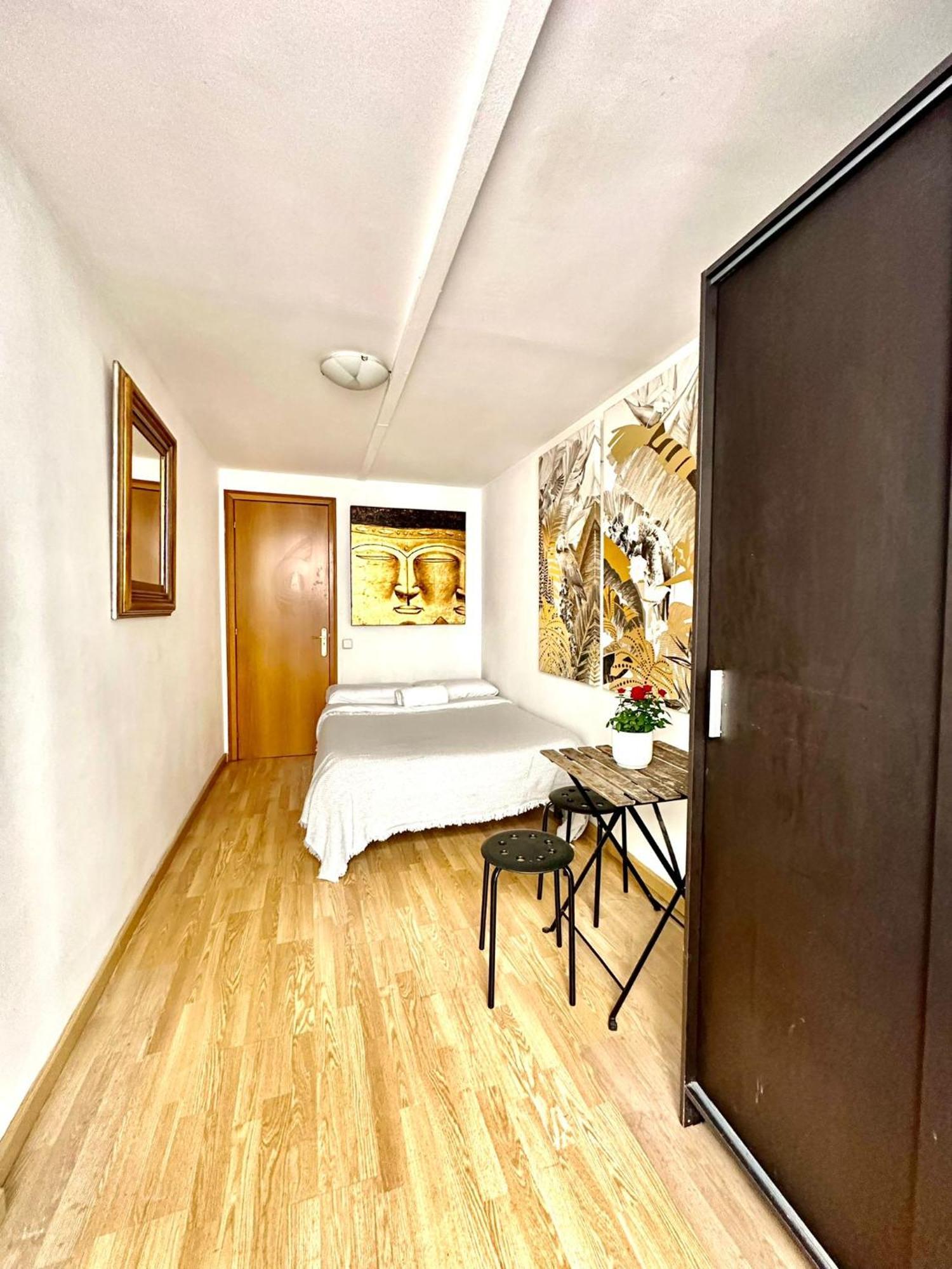 Private Rooms In City Center Барселона Екстер'єр фото